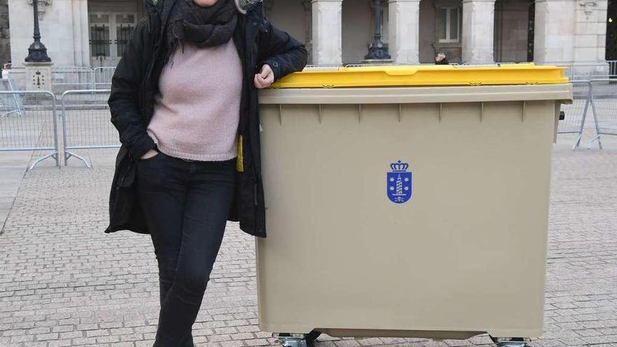 A concelleira de Medio Ambiente, María García, xunto a un contedor do lixo da cidade.