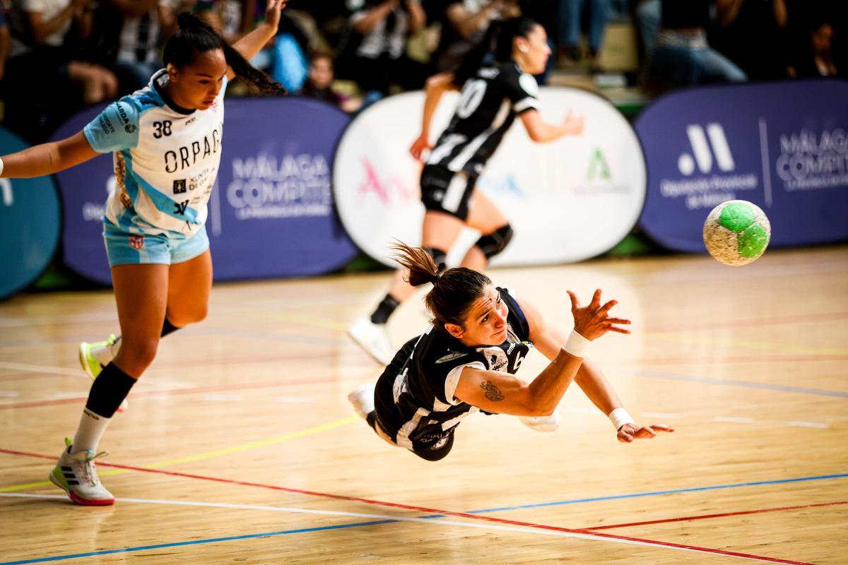 Estela Doiro rescata un balón perdido.