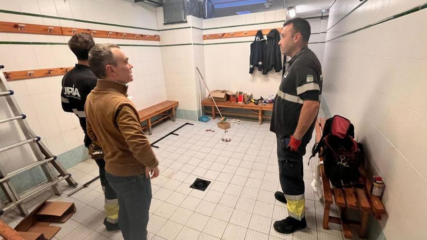 Iván Fernández conversa con dos operarios en uno de los vestuarios del polideportivo «Todo Muñiz» | A. C.