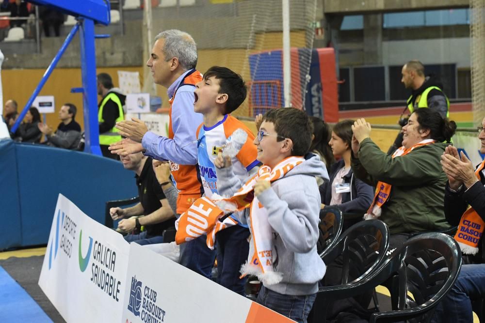 La afición del Leyma acaba el partido en pie