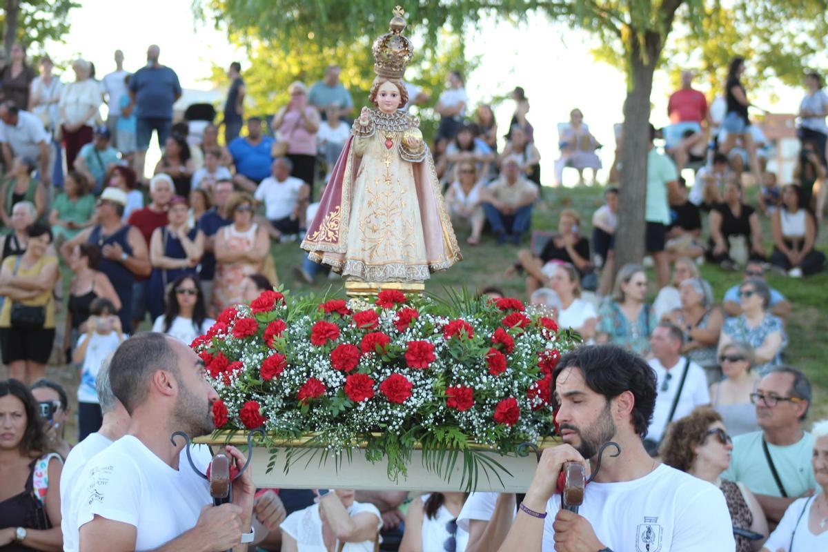 FOTOGALERÍA | La Virgen del Carmen surca el río Guadiana en Badajoz: "Ellas son las que reman y las que de verdad la guían"