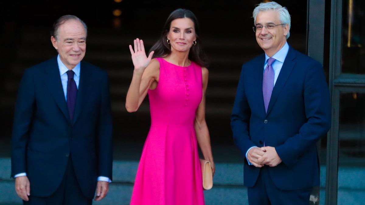 La reina Letizia con vestido rosa de fucsia