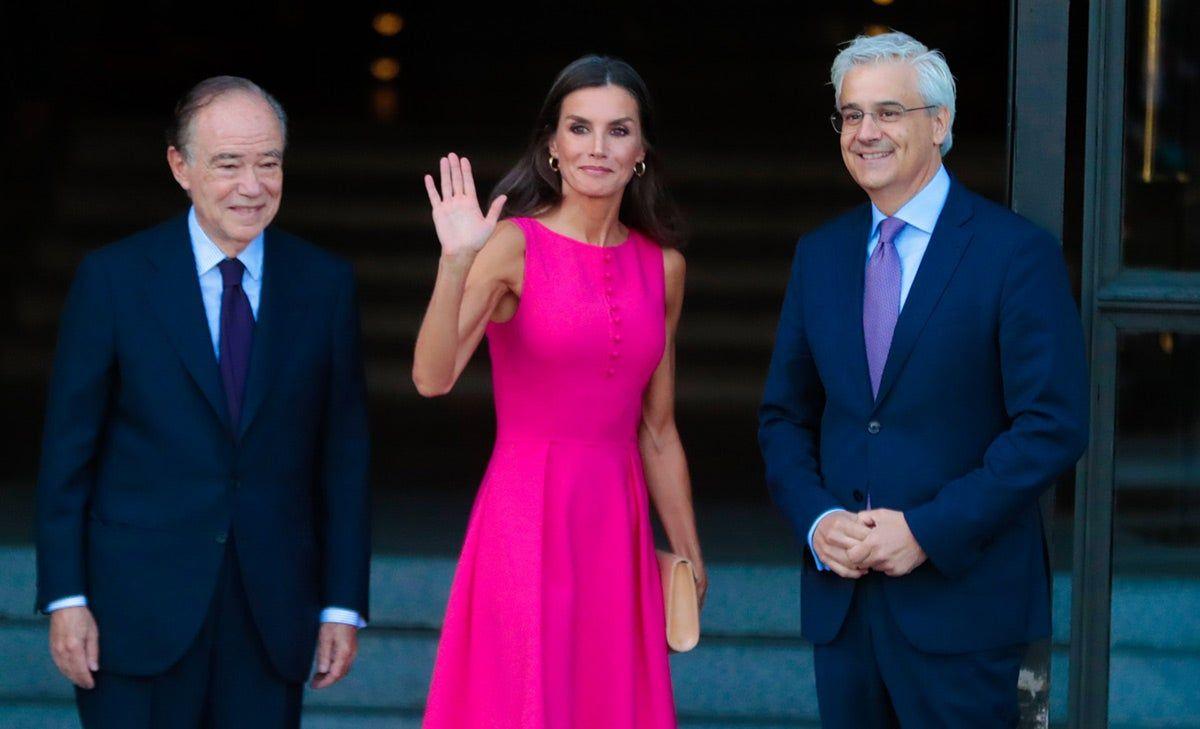 La reina Letizia con vestido rosa de fucsia