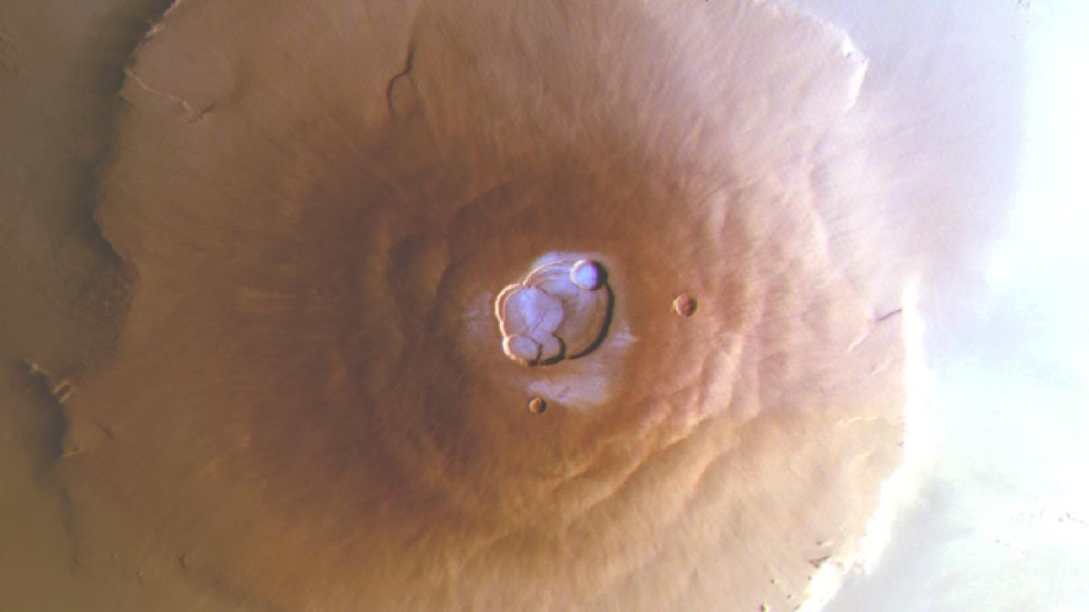 Vista aérea de la escarcha detectada en la cima del Monte Olimpo en Marte.