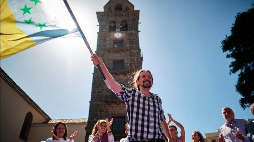 Pablo Inglesias ondenado la bandera de las Siete Estrellas en La Laguna.