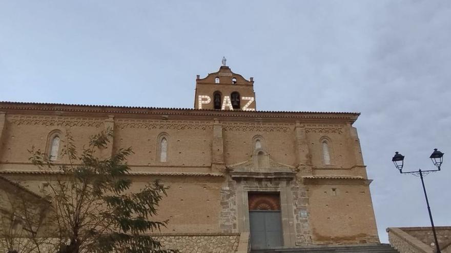 El cartel de ‘Paz’ se encuentra situado en la torre de la iglesia. | SERVICIO ESPECIAL