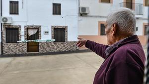 Un vecino señala la casa donde sucedieron los hechos, en la calle Dos de Mayo, de Holguera.