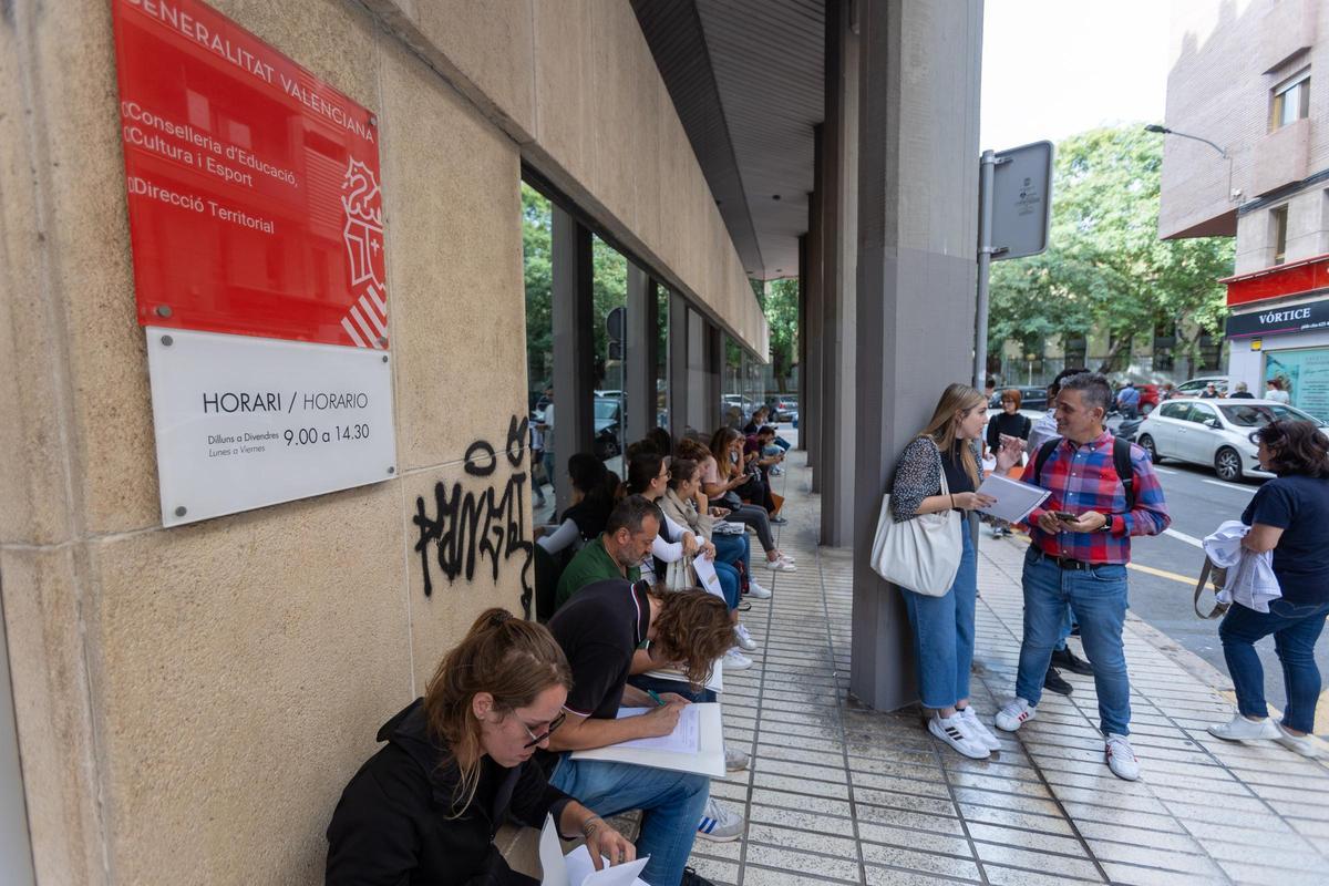 Decenas de personas esperan a las puertas de la Dirección Territorial de Educación en Alicante para coger su plaza el pasado lunes.