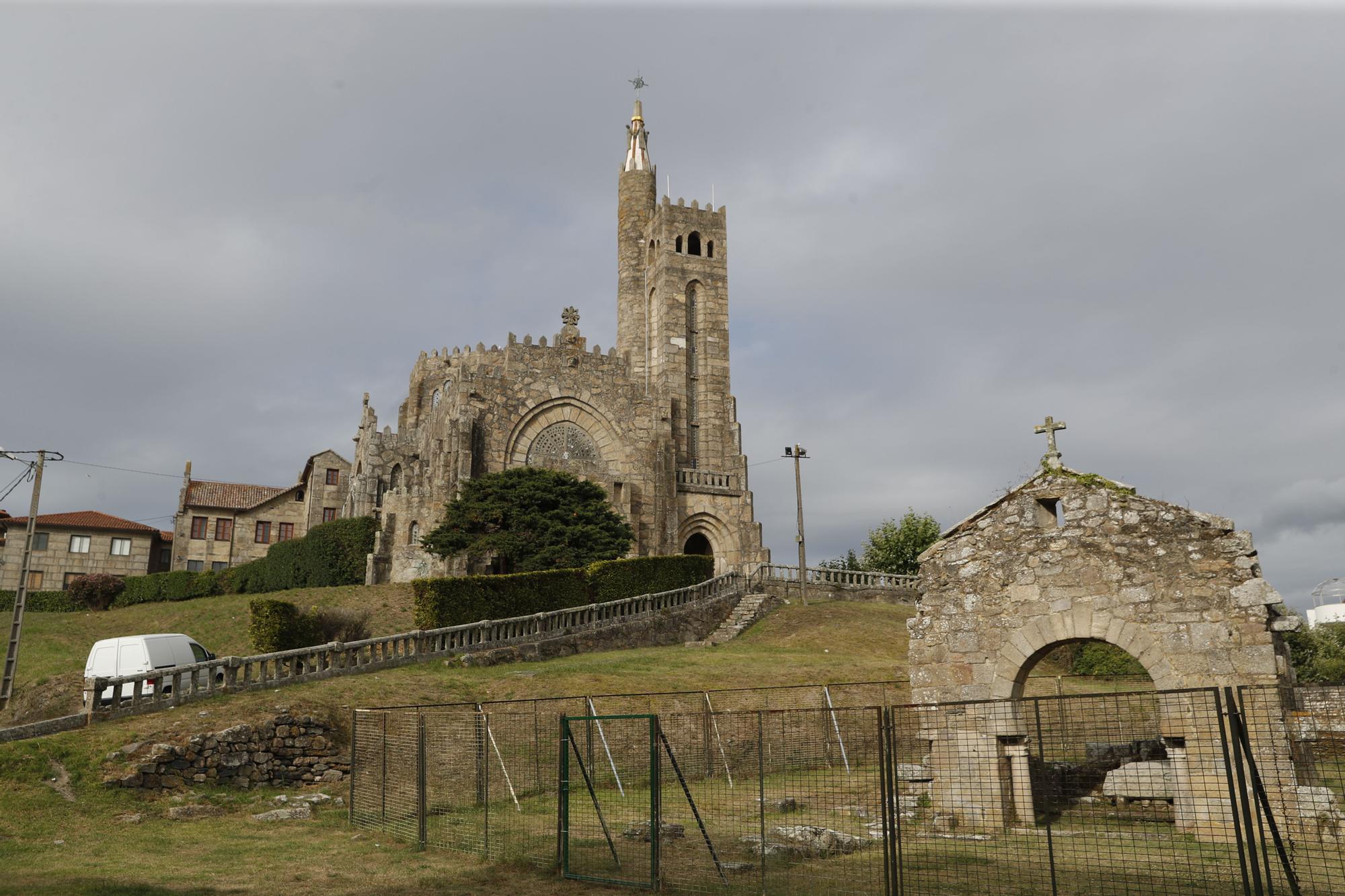 Templo Votivo del Mar, de Panxón, obra de Antonio Palacios, construido entre 1932 y 1937 y el arco visigotico.jpg