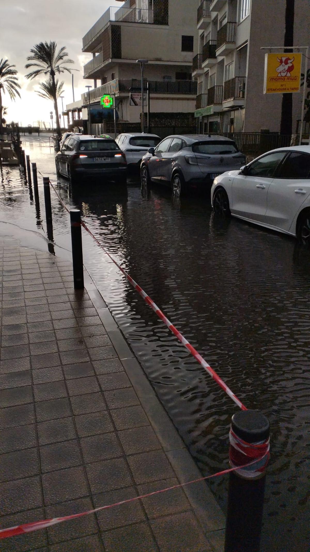 Una calle de Can Pastilla, anegada por el agua de lluvia caída hoy.