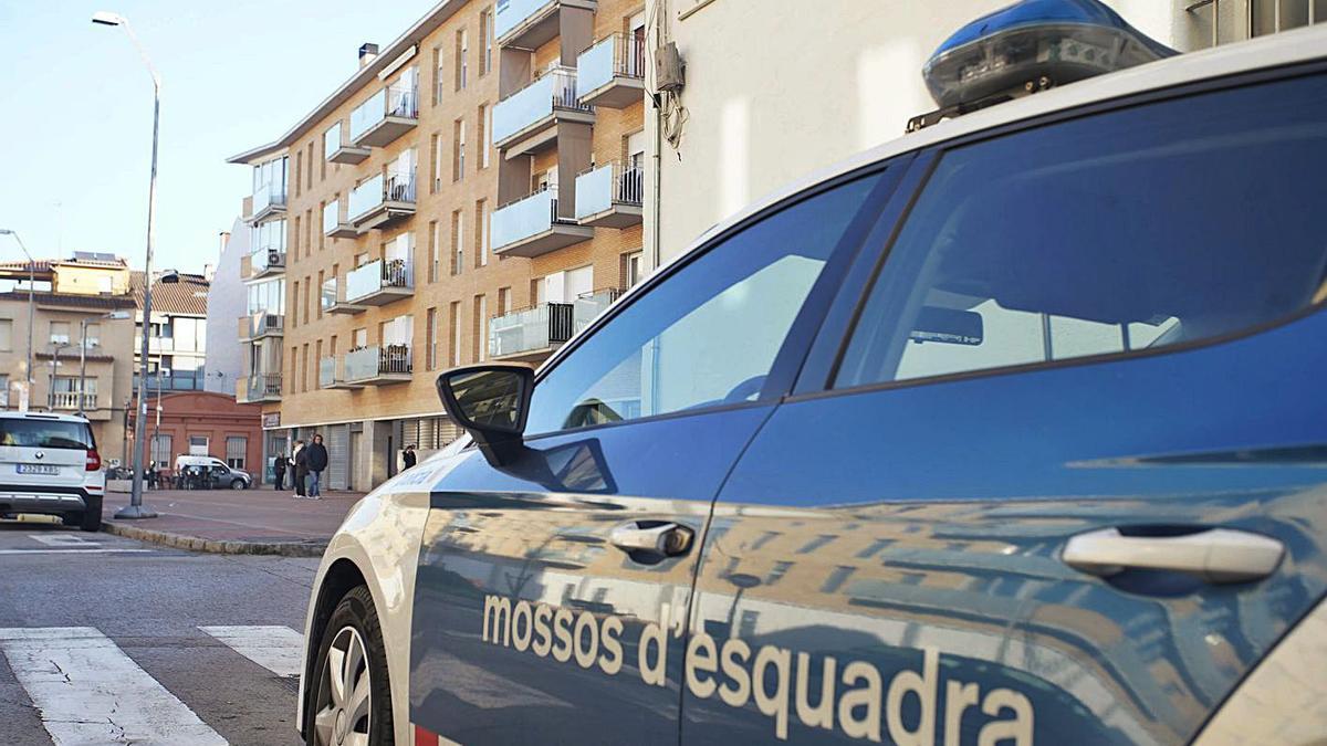 Els Mossos davant d’un edifici de Girona on havien entrat a robar, en una imatge d’arxiu. | MARC MARTÍ