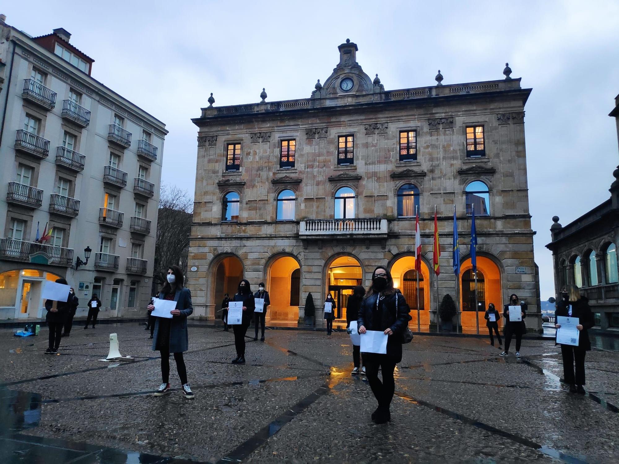 Las Rapiegas protestan de luto en Gijón.jpeg