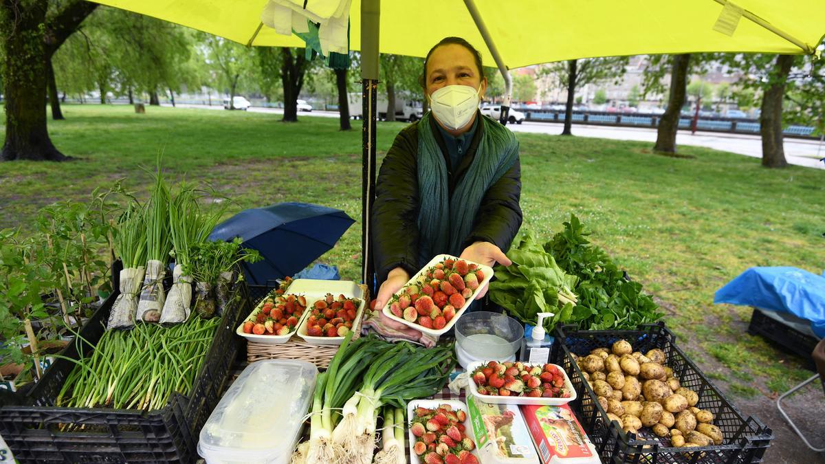 Las verduras frescas, uno de los reclamos del mercadillo ambulante/ Gustavo Santos