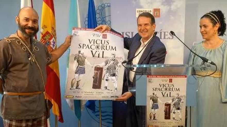 El alcalde, con el cartel de presentación de las fiestas. // FdV