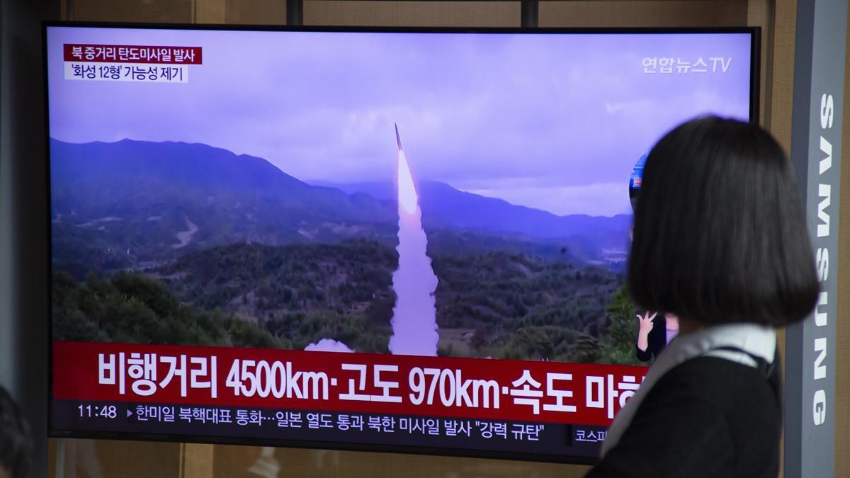 Corea del Norte lanza un misil que sobrevuela Japón antes de caer al mar y desata la alarma