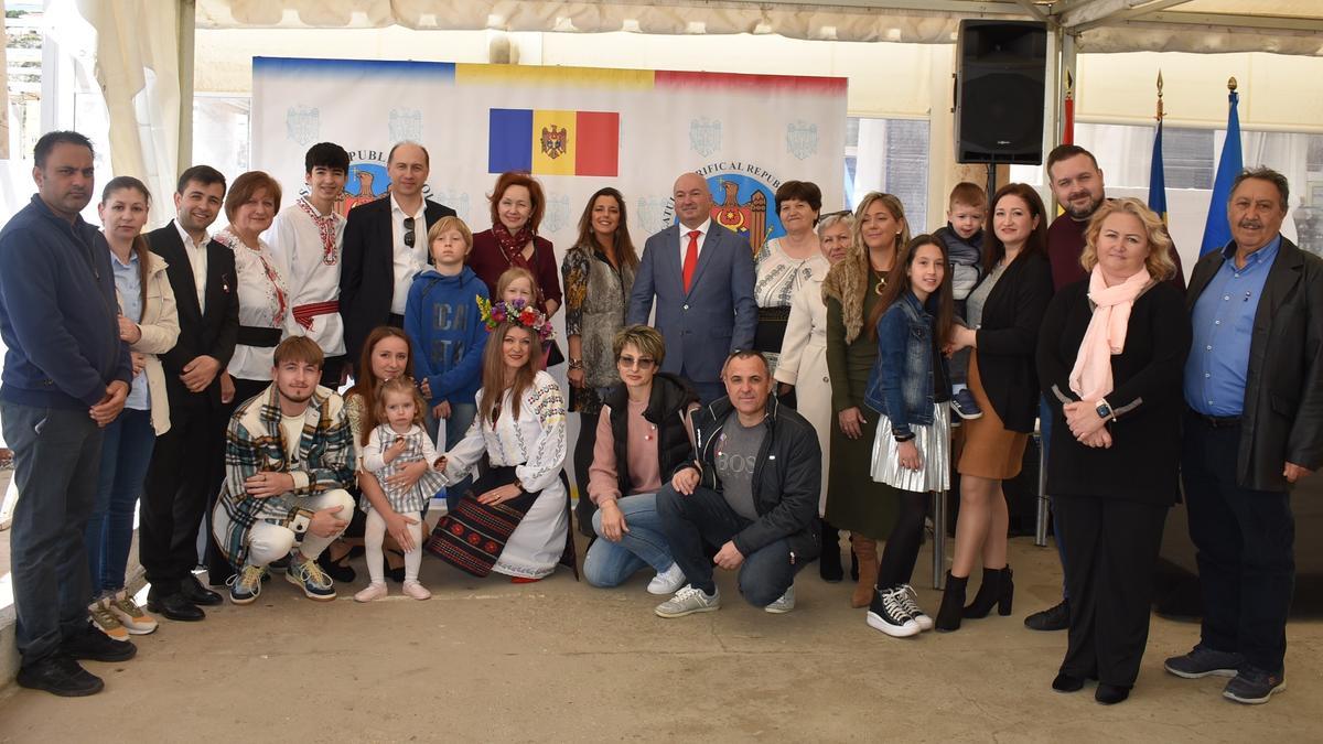 Residentes moldavos junto al embajador de Moldavia en España y del cónsul de Andalucía.