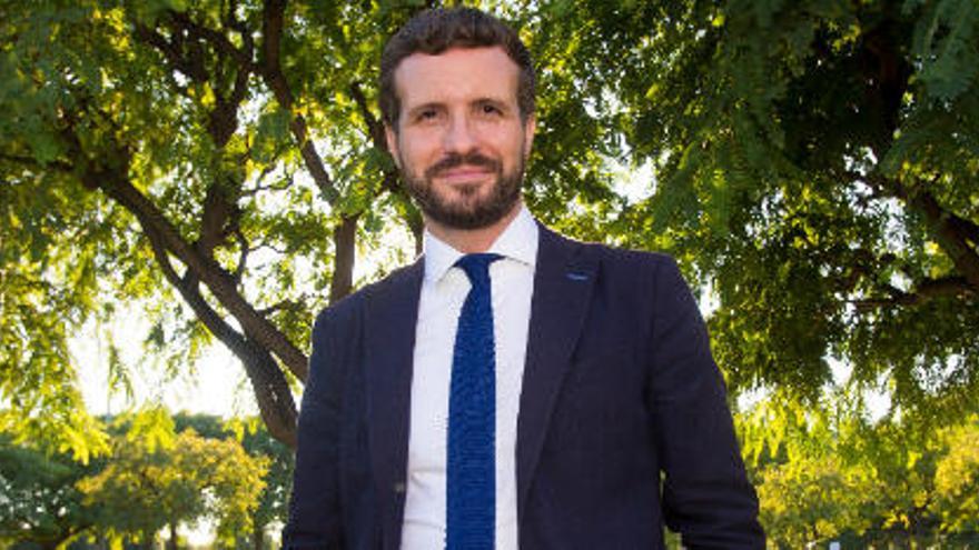 El candidato del PP a la presidencia del Gobierno, Pablo Casado, en la Universidad de Alicante tras la reunión interparlamentaria del PP.