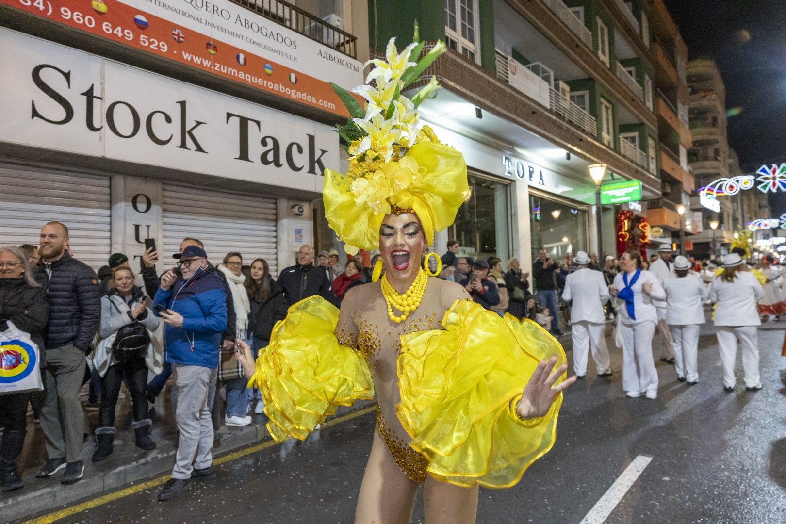 Aquí las mejores imágenes del desfile nocturno del Carnaval de Torrevieja 2025 que salió a la calle desafiando el viento y la lluvia