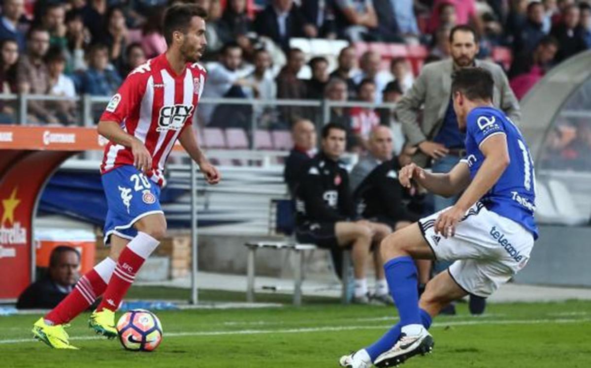 Sebas Coris, en una acción del partido frente al ovetense Lucas Torró