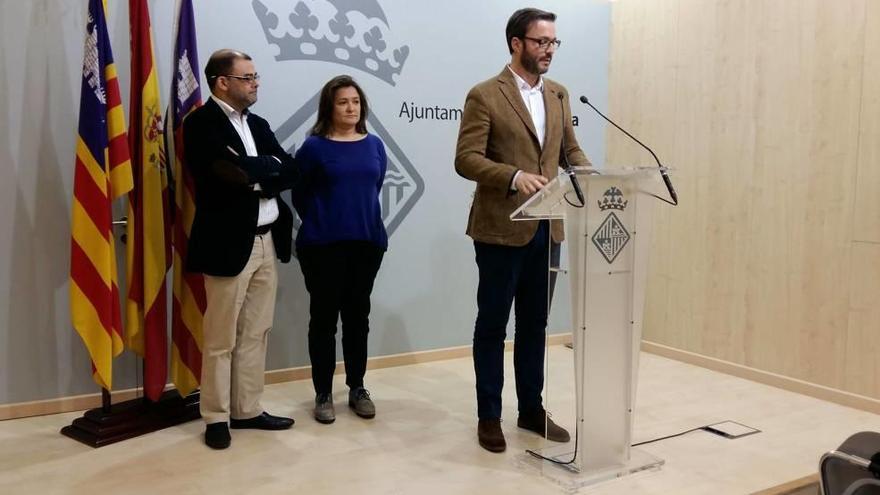 El alcalde, José Hila, con los consellers del Consell de Mallorca Cosme Bonet y Mercedes Garrido.