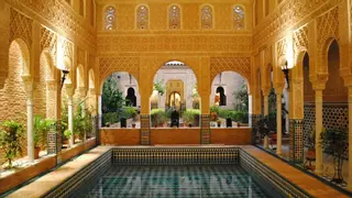 Sevilla tiene su propia Alhambra: su dueño visitó más de 140 veces el monumento y usó 125.000 azulejos para construirla