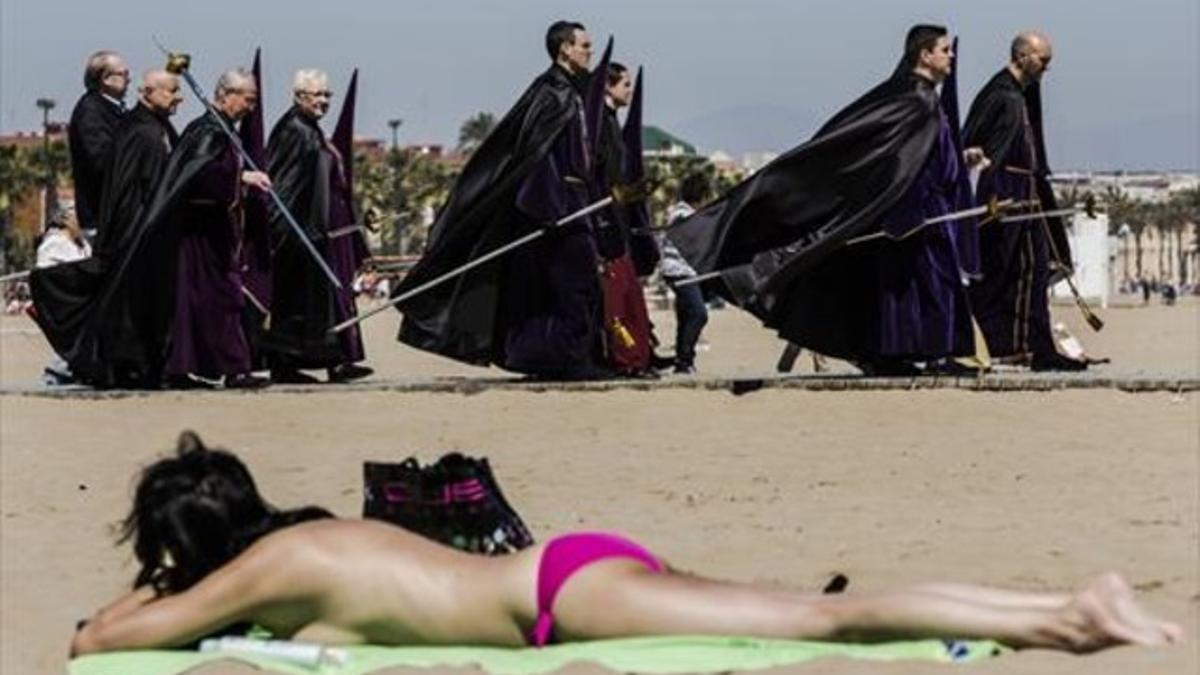 Procesión de Semana Santa en la playa de la Malvarrosa, en Valencia.