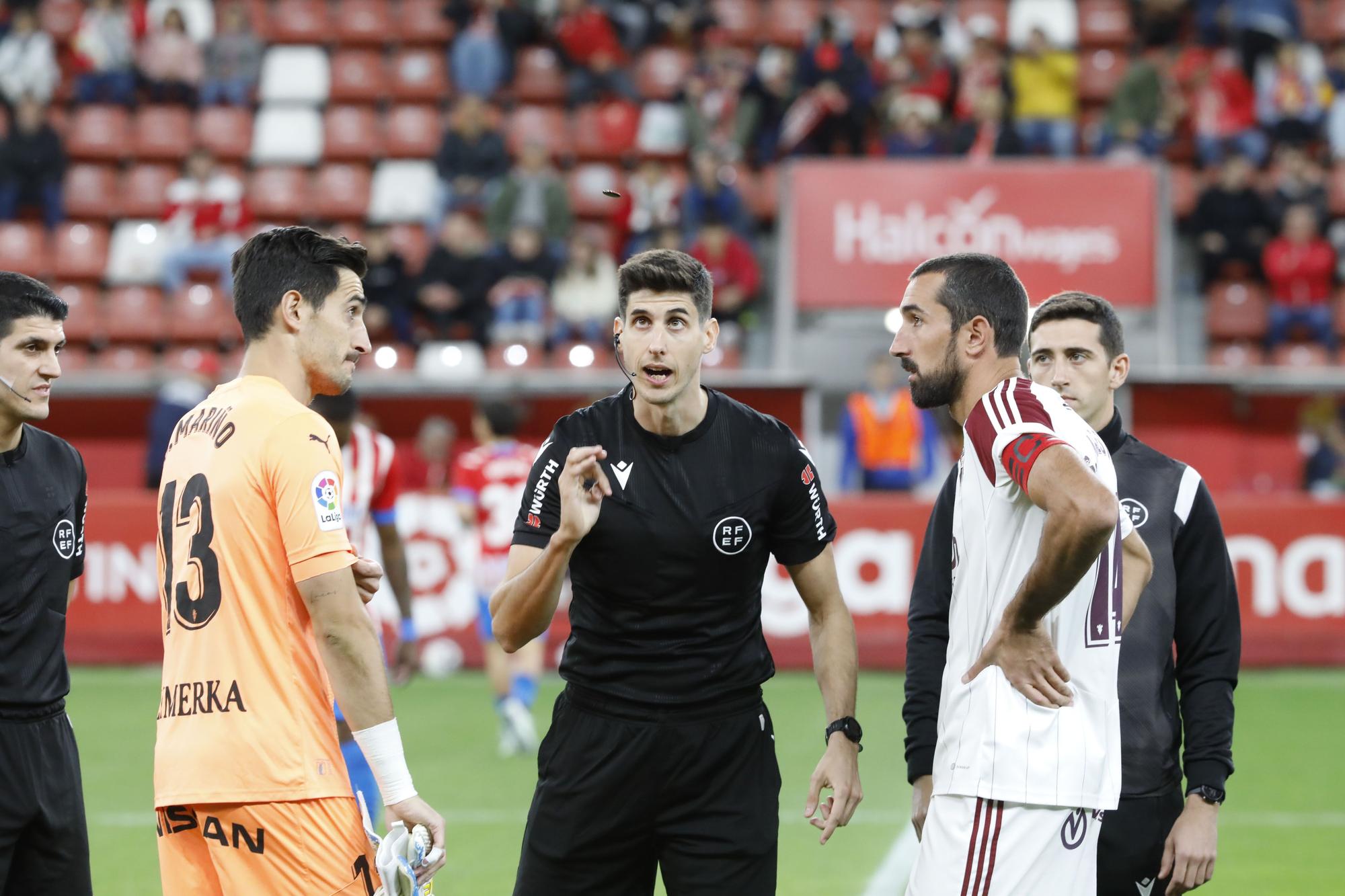 En imágenes: así fue el duelo entre Sporting y Albacete en El Molinón