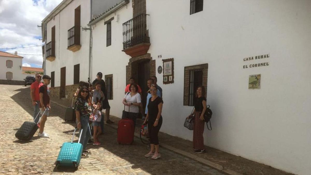 Un grupo de turistas llega a pasar unos días a una casa rural del Guadiato.