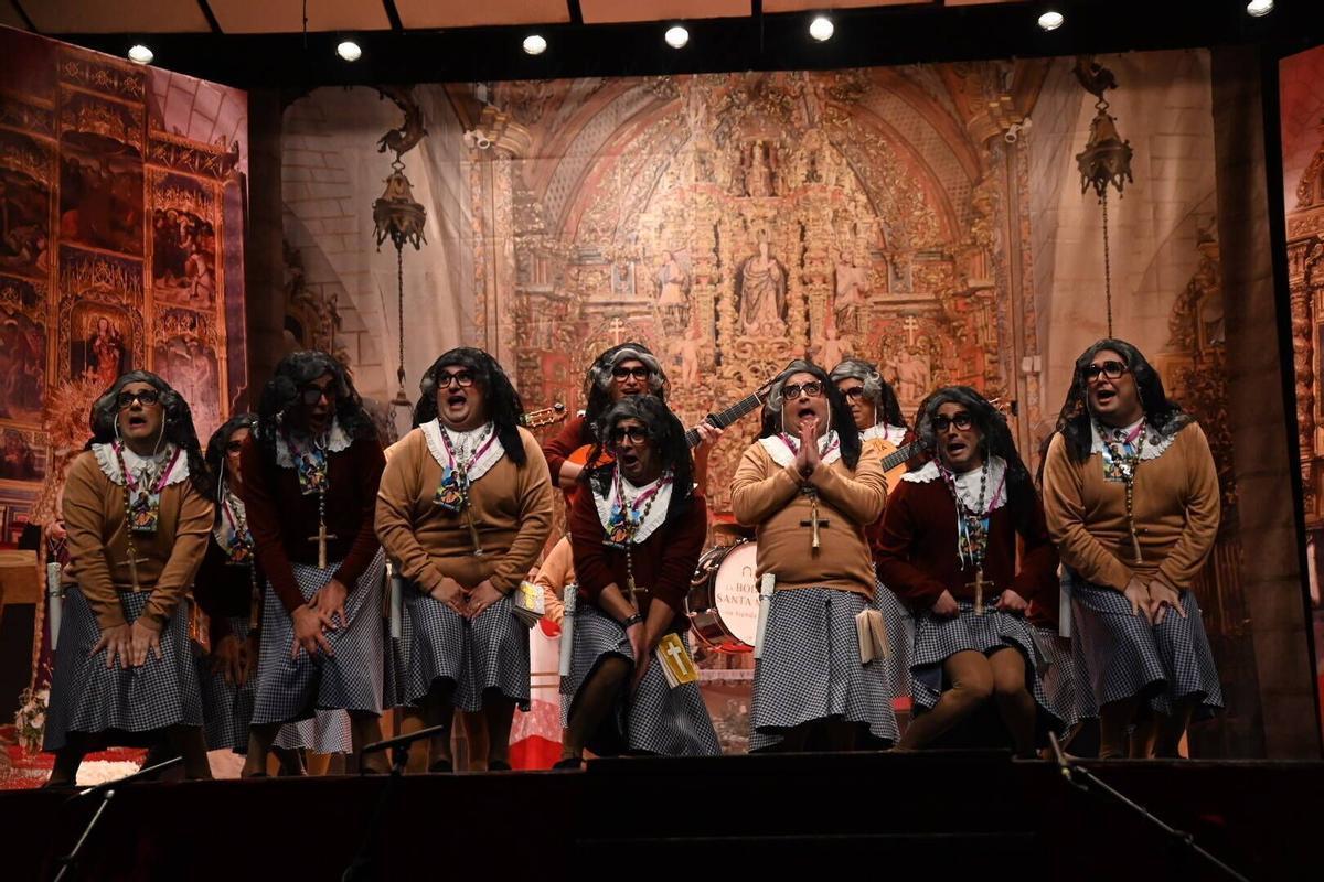 Los Mirinda, durante su actuación en el Concurso de Murgas de 2024, vestidos de beatas, una edición en la que se alzaron con el primer premio.