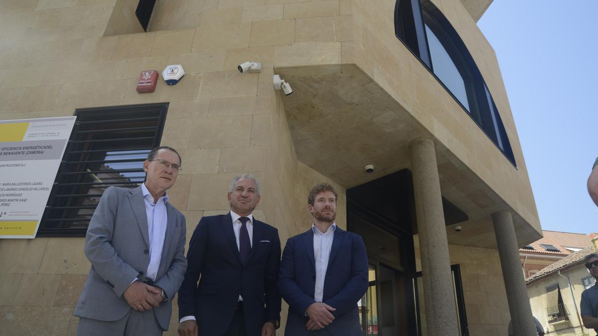 El subdelegado del Gobierno, Ángel Blanco (izquierda), junto al delegado Nicanor Sen, y el director de Planificación, Paulino Rodríguez, a las puertas de los juzgados de Benavente.