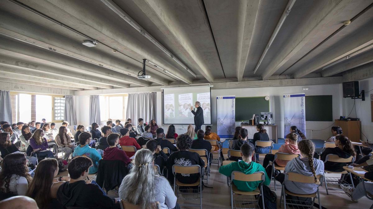 Un centenar de alumnos acudieron a la charla.