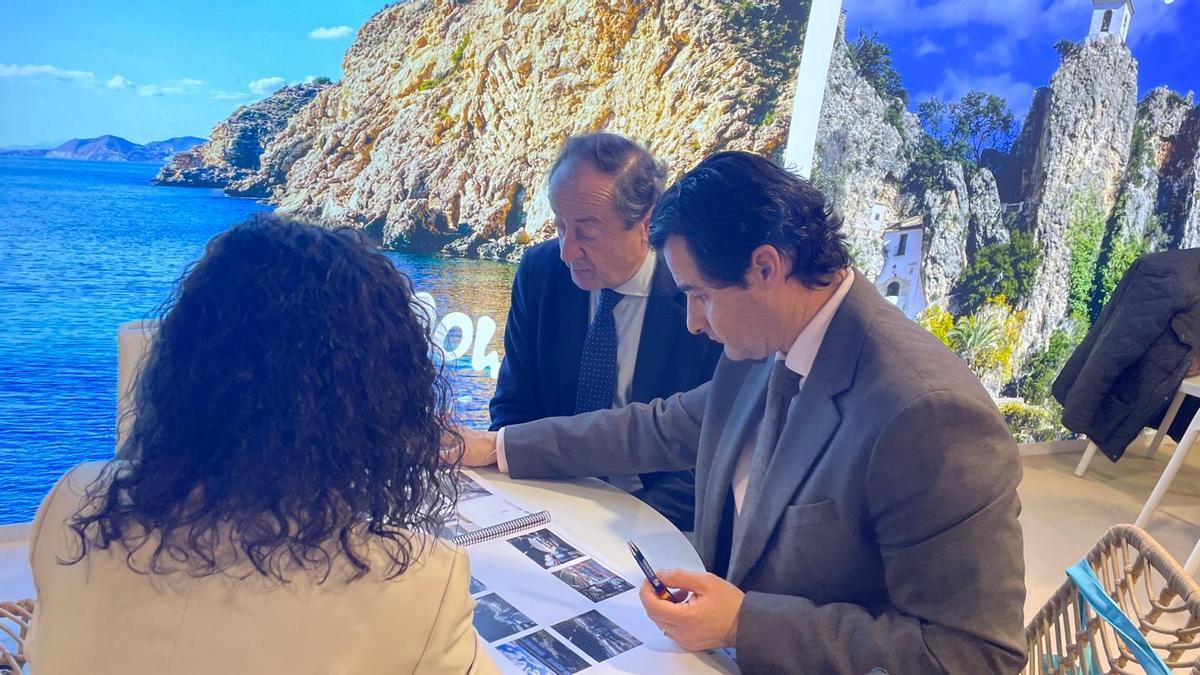 Reunión de los cargos públicos de Torrevieja con el responsable de SH Hoteles, que gestiona el Lloyds Club y el Masa Internacional