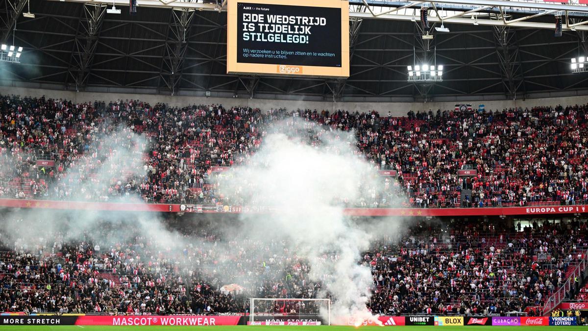 Aviso de seguridad en el marcador del estadio durante los incidentes del Ajax-Feyenoord.