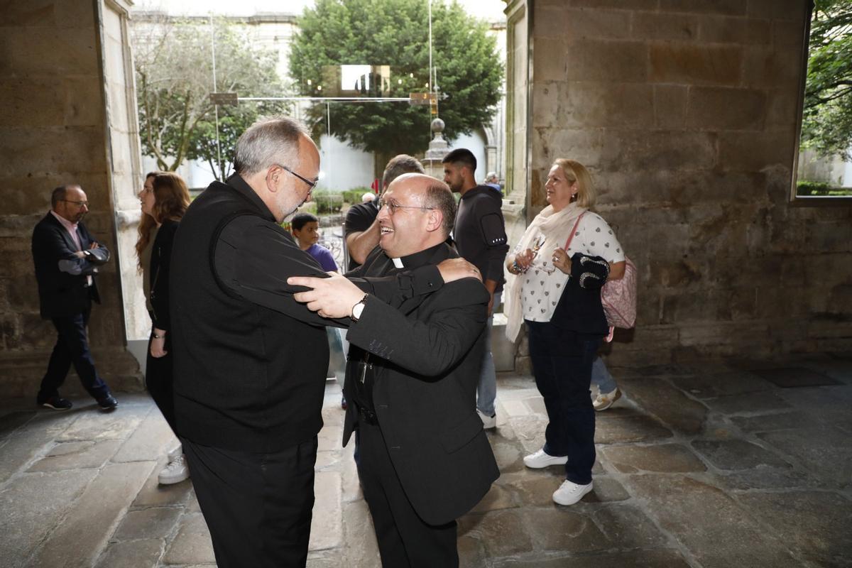 Monseñor Prieto este venres saudando fieis convidados á cerimonia de toma de posesión como novo arzobispo
