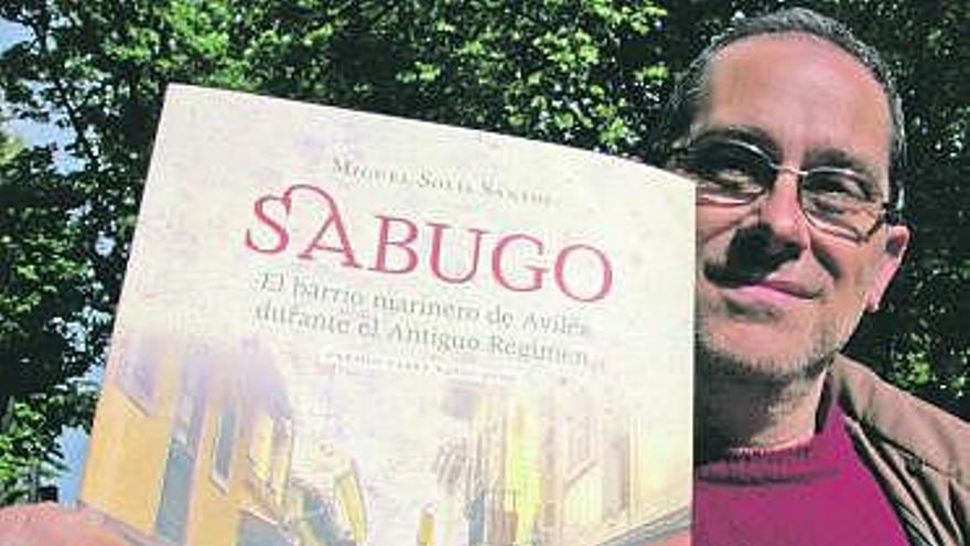 Miguel Solís muestra la portada de su libro sobre Sabugo.