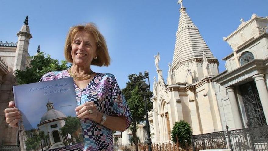 Araceli González, ayer en el camposanto con su nuevo libro sobre El Cementerio Histórico de San Miguel, editado por Promálaga y que ya está a la venta en las librerías.