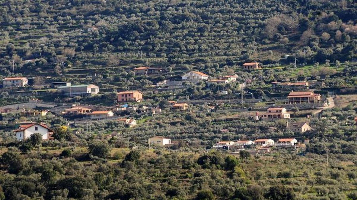 Viviendas en la sierra de Santa Bárbara de Plasencia.