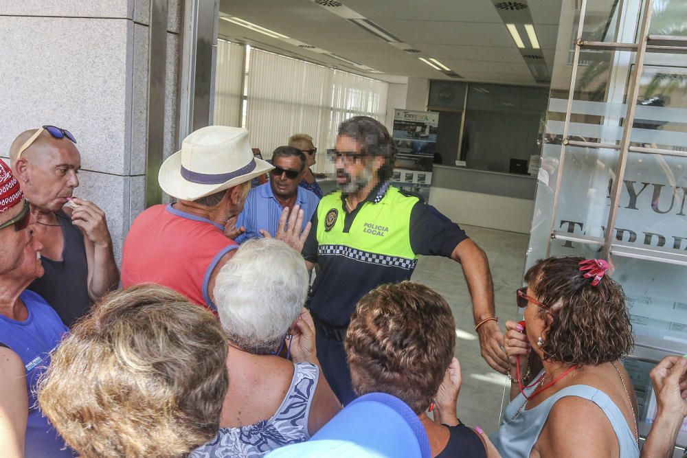 Protesta vecinos de La Mata para exigir mejoras.