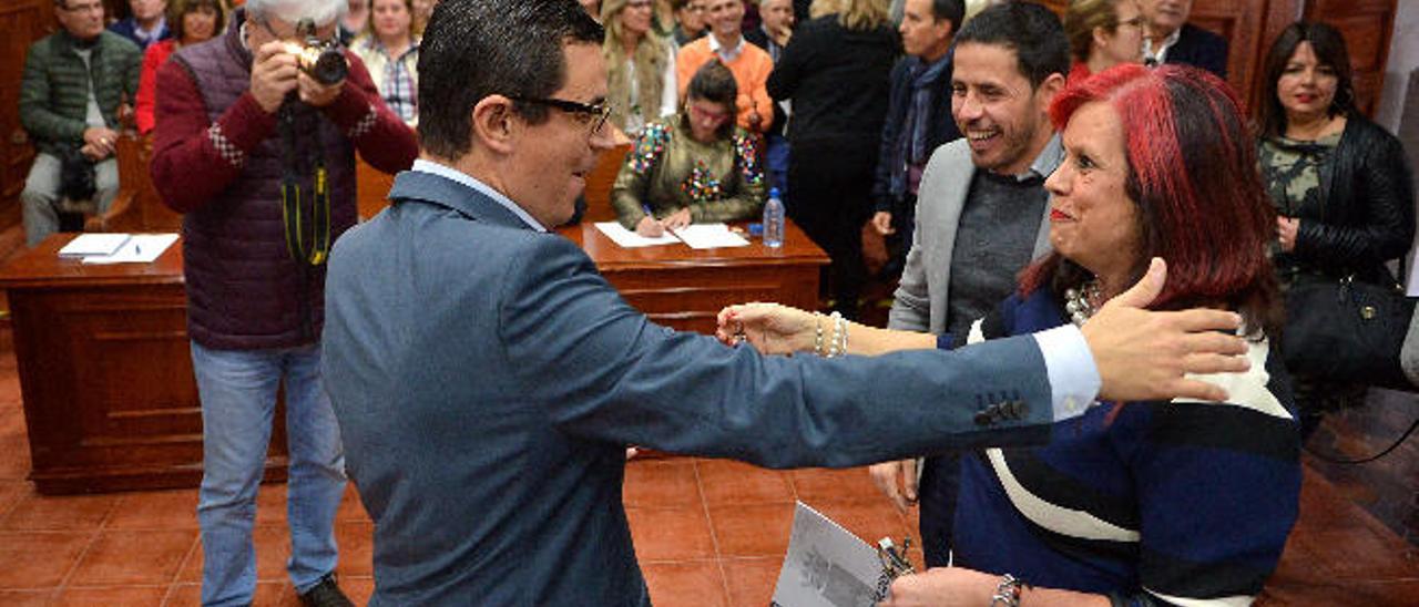 Pablo Rodríguez se acerca a Saro Sosa para abrazarla minutos previos a la celebración de la sesión de pleno donde tomó posesión del cargo.
