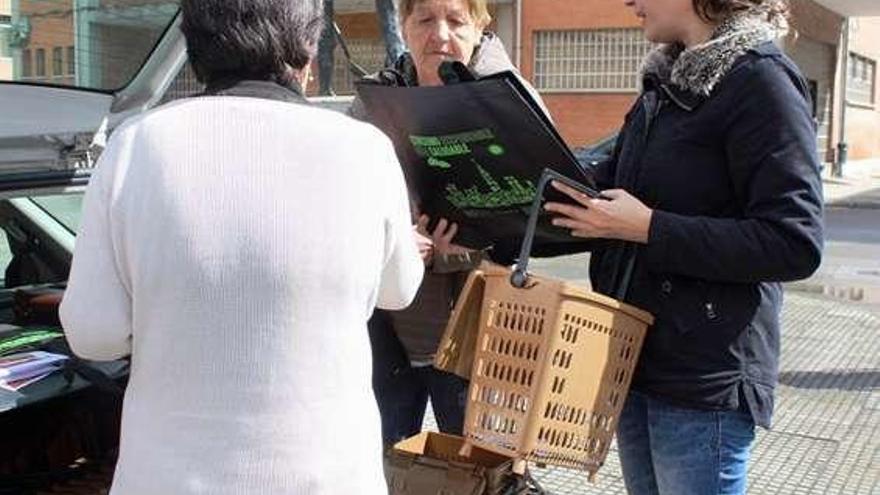 Delia Campomanes reparte información de la campaña en Turón de la recogida selectiva de materia orgánica (restos de alimentos).