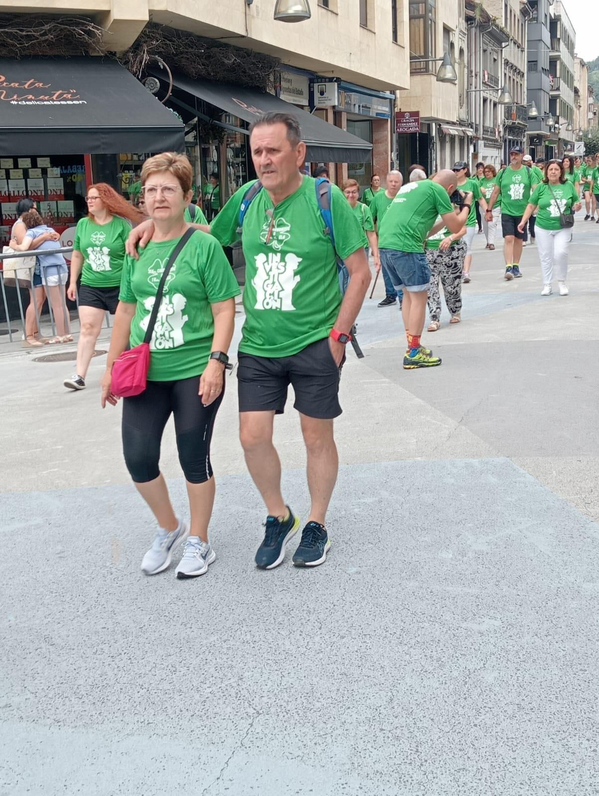 Doscientas personas marchan y escancian en Laviana para combatir la ELA