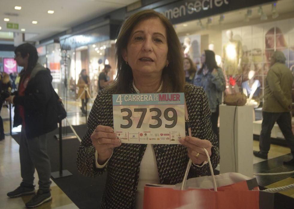 Recogida de dorsales en el Thader para la IV Carrera de la Mujer