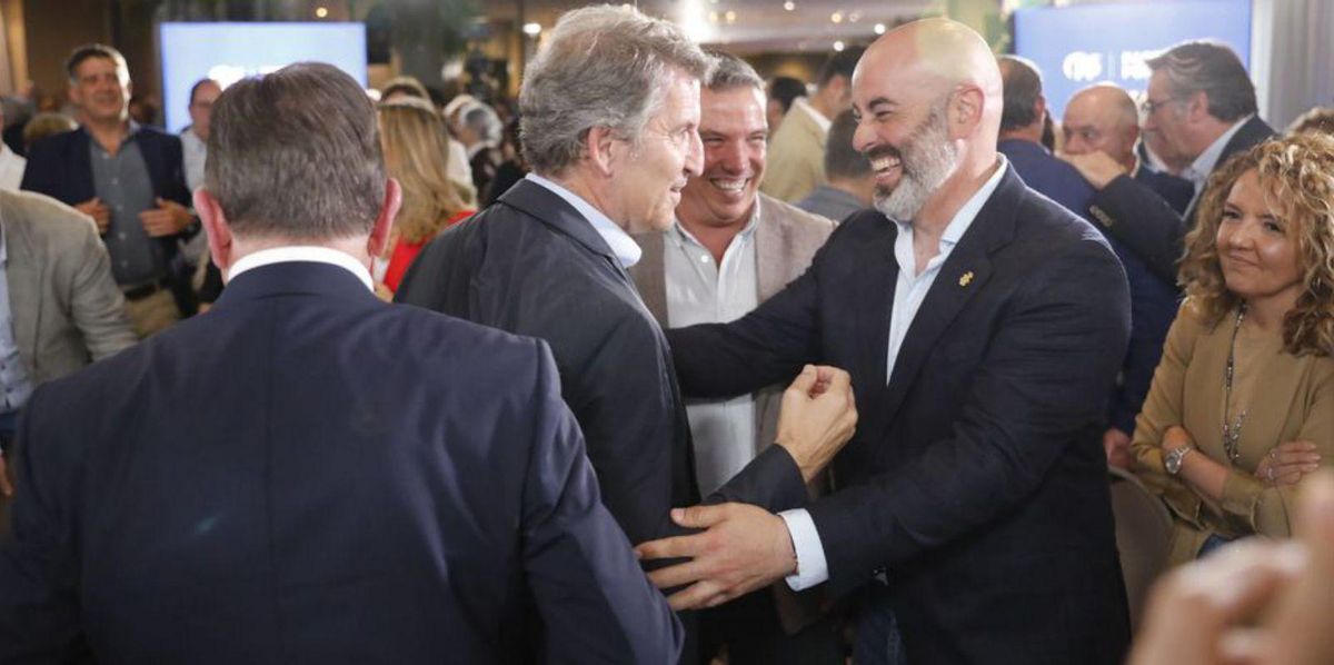 El presidente del PP saluda a Paulo García, alcalde de Ribadesella, ante la mirada del regidor de Proaza, Fernando Figaredo, y la senadora Teresa Mallada.