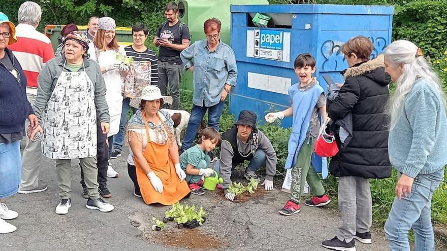 Vecinos de Rego da Balsa en Vilaboa, ayer plantando lechugas dentro de los baches de la vía.   | // L.O.