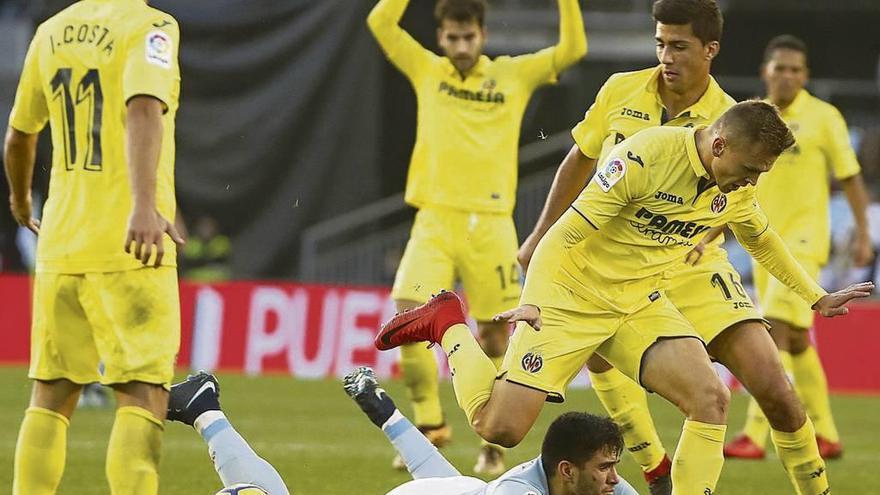 Maxi, en el suelo rodeado de jugadores del Villarreal. // Ricardo Grobas