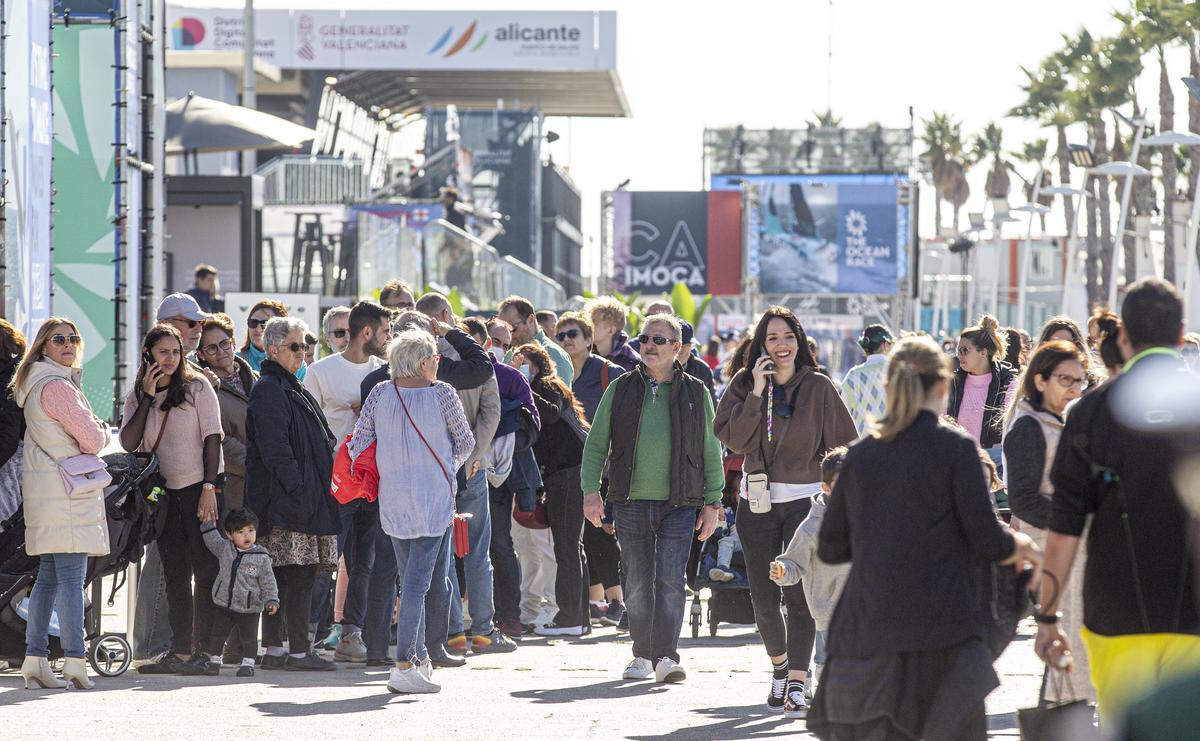 Este primer fin de semana ha contado con una asistencia de cerca de 45.000 visitantes.