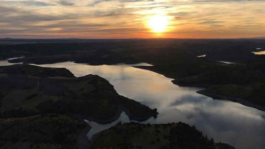 Situación actual de la cola del embalse de Ricobayo, el de mayor capacidad en Zamora, actualmente al 58% de su volumen de embalsamiento.