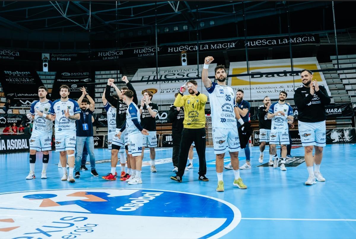 La plantilla del Frigoríficos del Morrazo saluda al final del encuentro del domingo a los aficionados cangueses desplazados hasta Huesca.