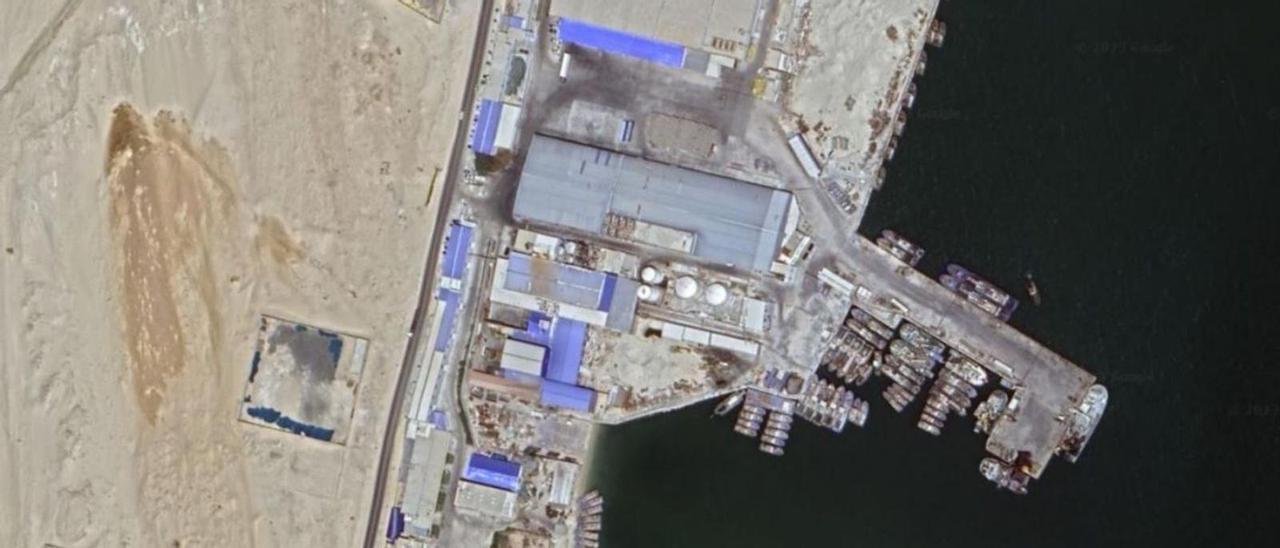 Imagen aérea del puerto privado de Poly Hongdong en Nuadibú, con más de medio centenar de buques amarrados y abarloados en el muelle.