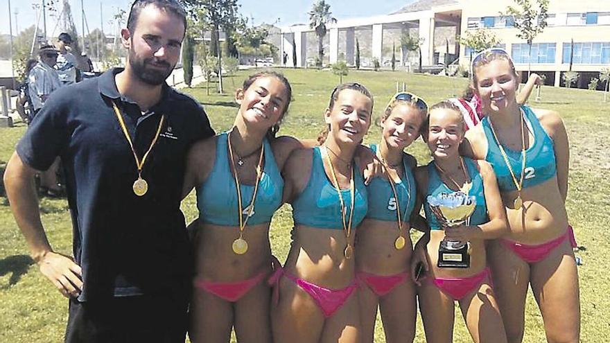 El técnico Andreu Catalá junto a las cinco jugadoras que compitieron con el Cv Manacor.